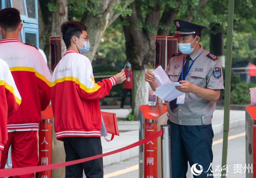 考點門口正在檢查考生證件。人民網 陽茜攝