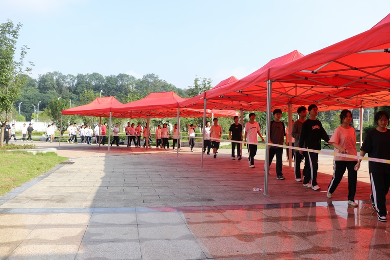 考生正在排隊進入考場。