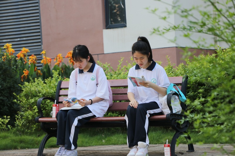 正在認真備考的考生們。