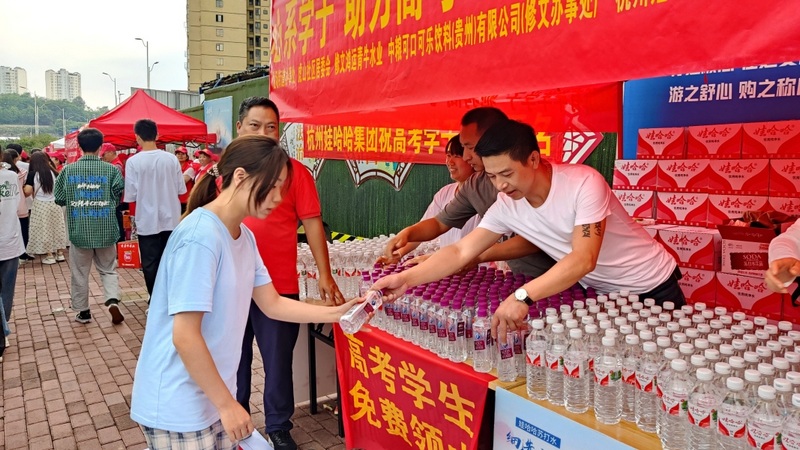 暖心護(hù)考的志愿服務(wù)人員 劉珊珊 攝.jpg