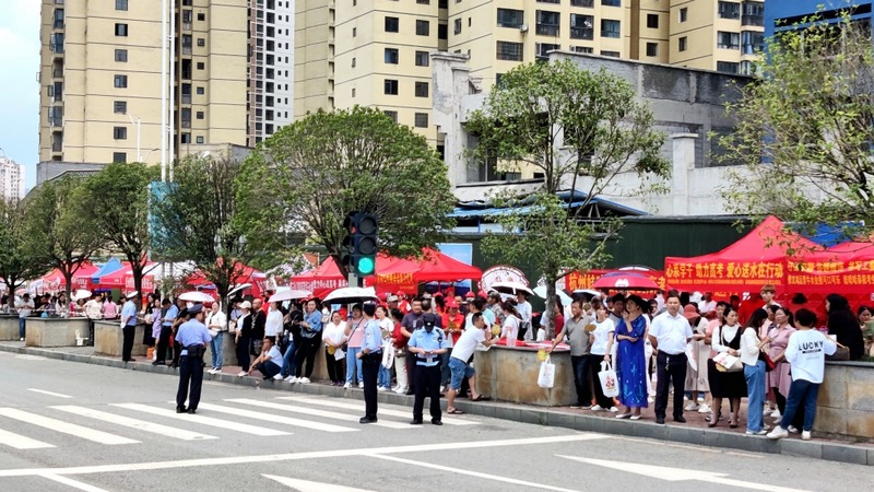 修文交警大隊(duì)在公安局局黨委的安排下,出動(dòng)警力23人。 劉珊珊 攝.jpg