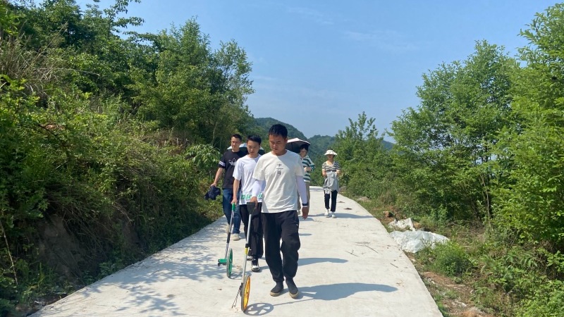 村委會全力保障和支持施工，同時對道路質量開展監督 黃春蘭 攝.jpeg