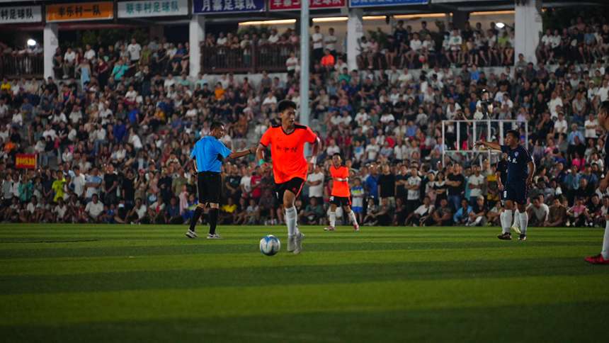 貴州“村超”小組賽現(xiàn)場。周光勝攝