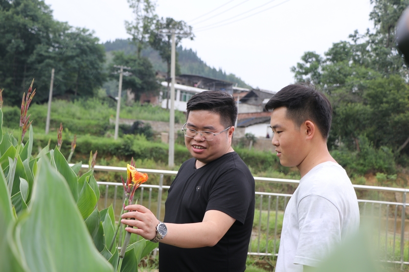 王定燃和詹家坳村干部正在檢查污水處理終端。
