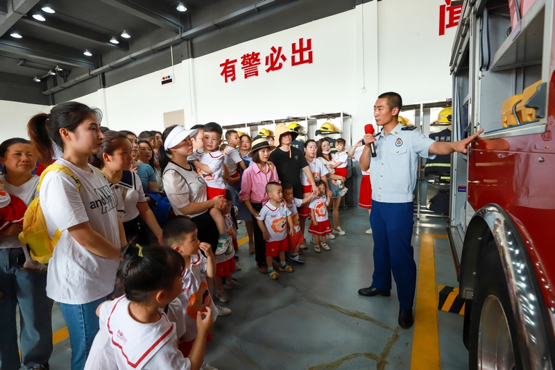 講解消防知識。徐雪攝