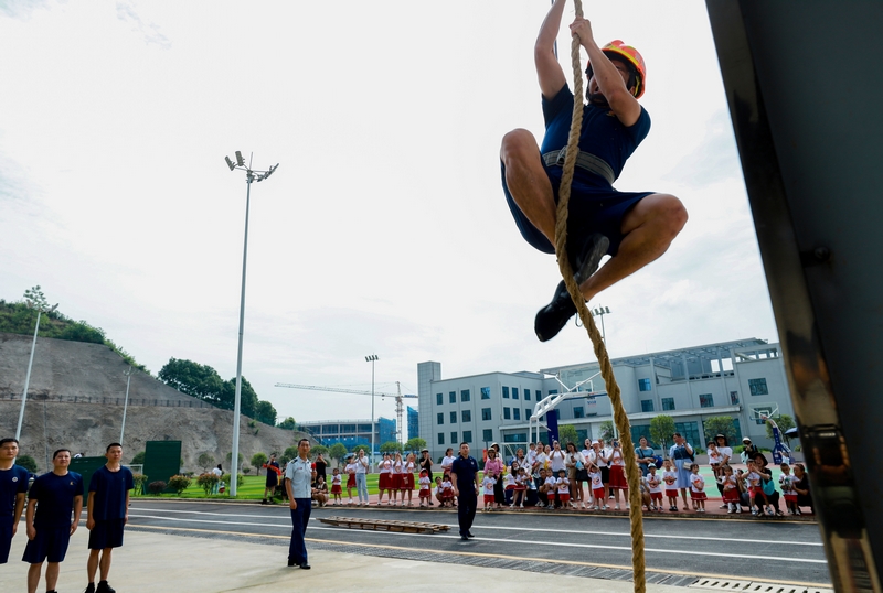 小朋友觀看消防員訓練。徐雪攝