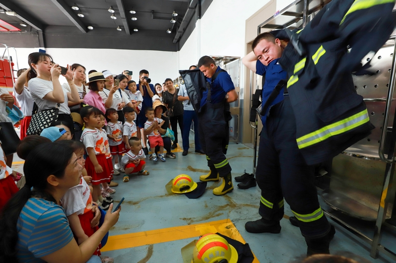 展示穿戴滅火防護服。徐雪攝
