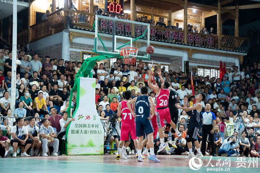 比賽現場，運動員們在球場上激烈對抗。人民網記者 涂敏攝