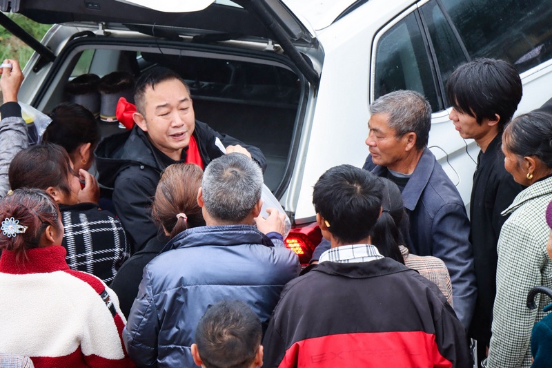 與群眾不舍道別。