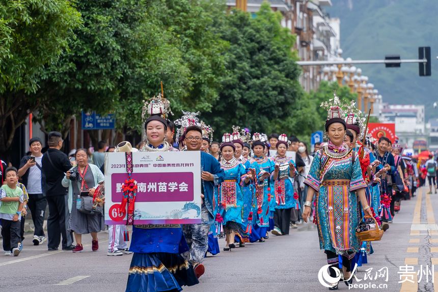 身著民族盛裝巡游的少數民族同胞。人民網記者 涂敏攝