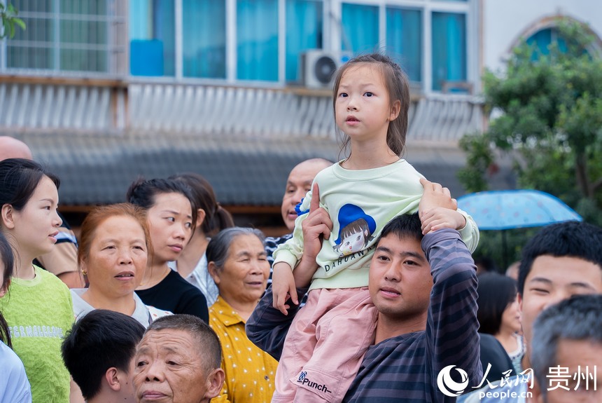 現場群眾圍觀少數民族同胞巡游。人民網記者 涂敏攝