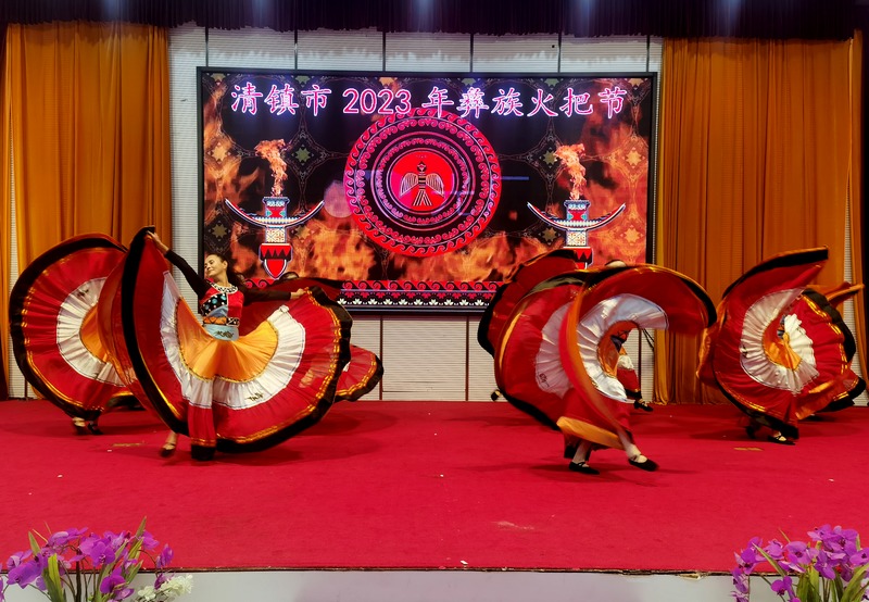 清鎮(zhèn)市2023年彝族火把節(jié)在紅楓湖度假村舉行。圖為文藝表演(楊洪金 攝) (3).jpg