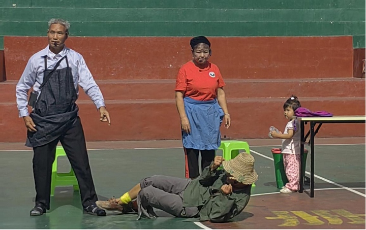 2 圖為冊(cè)亨縣關(guān)工委“夕陽(yáng)紅”宣傳隊(duì)表演禁毒小品《悲慘人家》。