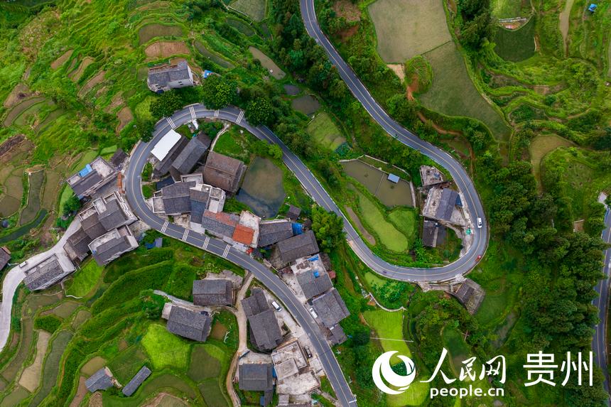 寨前的梯田與旅游公路。人民網記者 涂敏攝