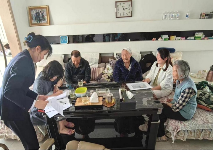 圖為為離休干部呂發興辦理長護險現場。