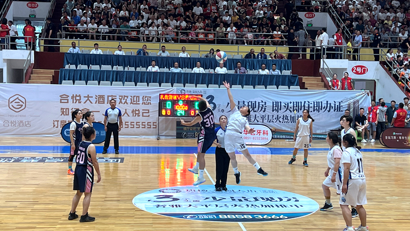 “爽爽貴陽·心學修文”首屆全民健身運動會籃球比賽決賽現場。杜開雪攝