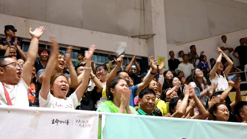 球員們頑強拼搏的競技精神、精湛嫻熟的球技也贏得了觀眾陣陣喝彩。杜開雪攝