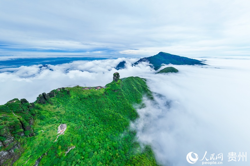 雨后初晴，云霧繚繞的梵凈山。人民網記者 涂敏攝
