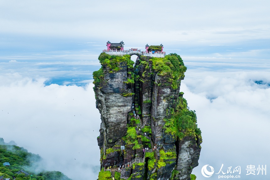 云霧間的梵凈山金頂。人民網記者 涂敏攝