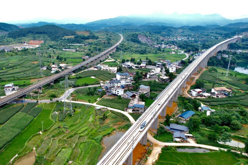 7月5日，貴南高鐵貴州段進入按圖行車試驗。范亮茹 攝