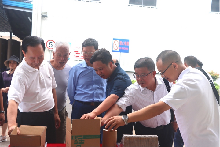 2 圖為在貴州鵬昇(集團)紙業有限責任公司參觀考察。