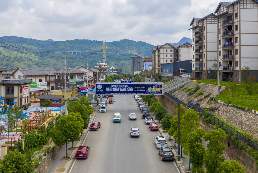 2023年6月25日，車輛在赫章金銀山街道興發(fā)光彩橋下通行。