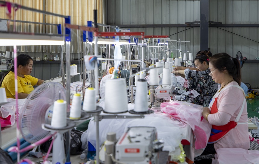 2023年6月25日，赫章縣金銀山街道搬遷群眾在光彩就業(yè)車(chē)間務(wù)工。