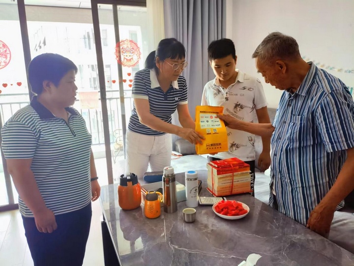 圖為為離退休干部姚元炳送學送健康現場。