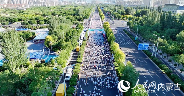 航拍2023呼和浩特馬拉松起跑。 人民網 孟佳澍攝