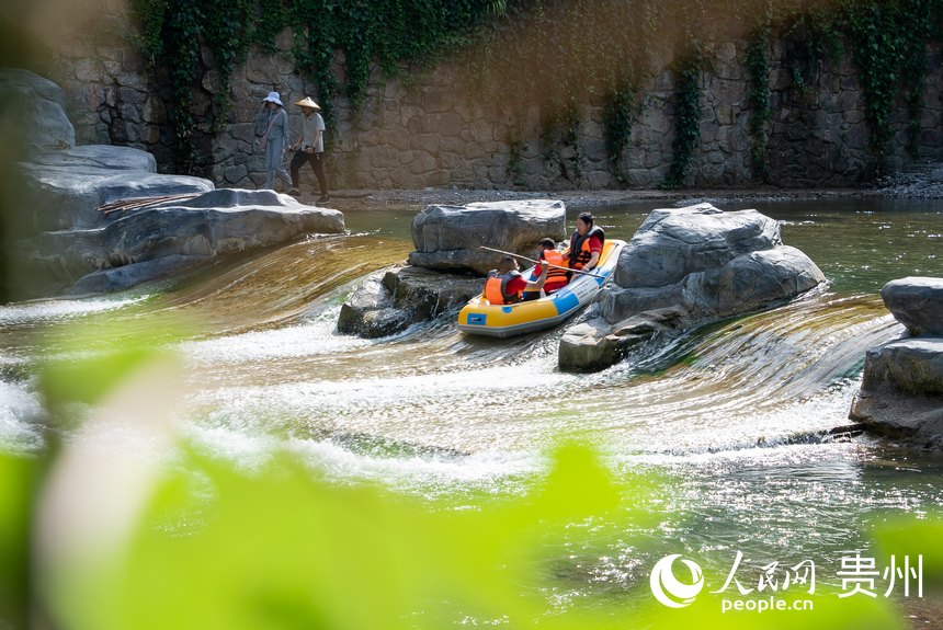 游客在杉木河景區漂流，享受夏日難得的清涼時光。人民網記者 涂敏攝