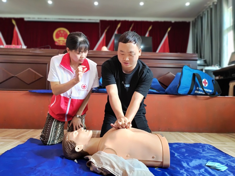 穆敏培訓(xùn)應(yīng)急救護技能 鐘歡攝.jpg