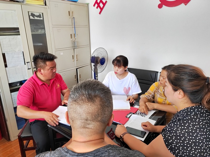 穆敏與社區(qū)工作人員溝通交流 鐘歡攝.jpg