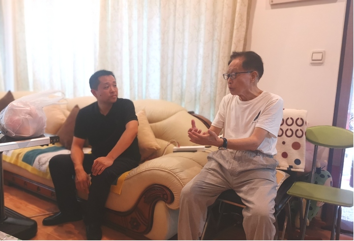 圖為看望曾憲明老同志。