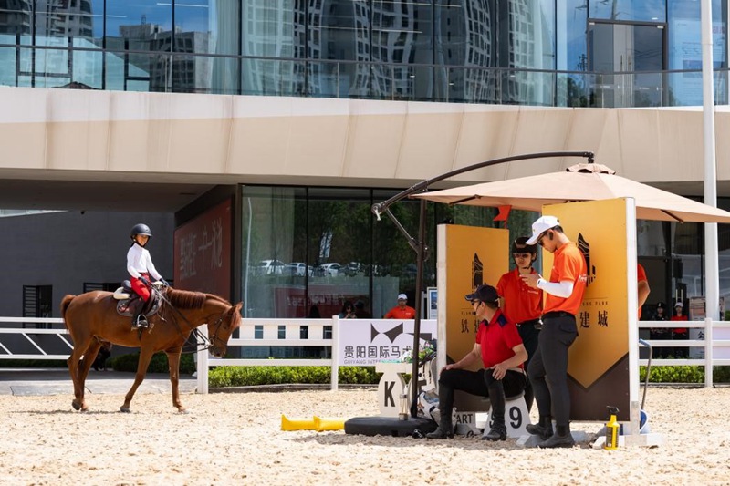 2.黃祖平現(xiàn)場(chǎng)指導(dǎo)學(xué)員。中國(guó)鐵建地產(chǎn)貴州公司供圖