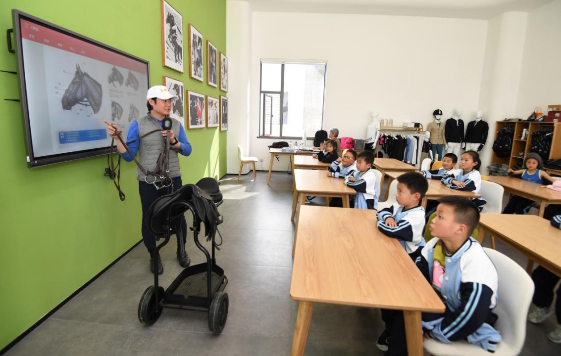 3.教練為學(xué)生講授馬術(shù)理論課。中國(guó)鐵建地產(chǎn)貴州公司供圖