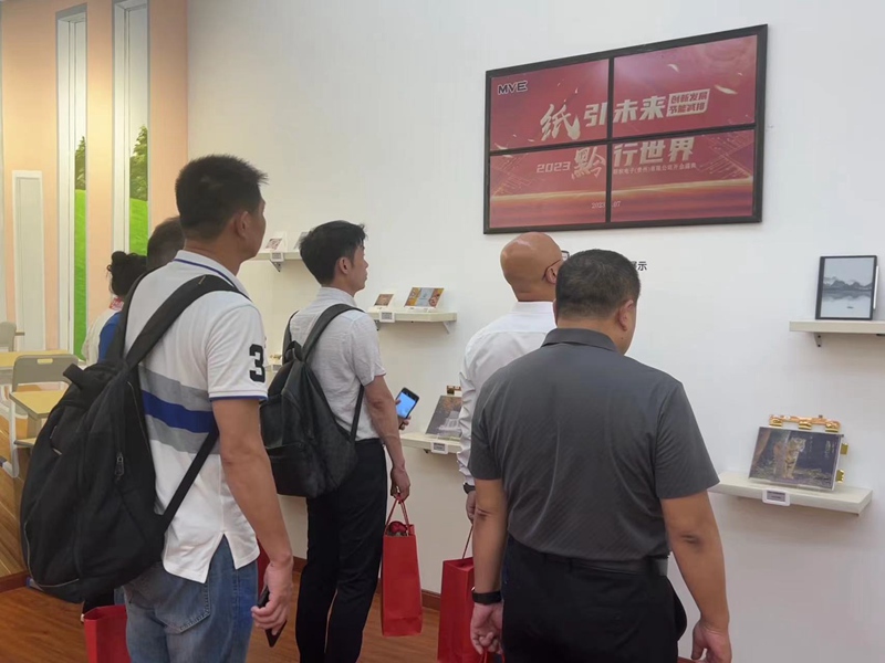 與會嘉賓正在參觀“電子紙新型顯示”項目。于芊攝