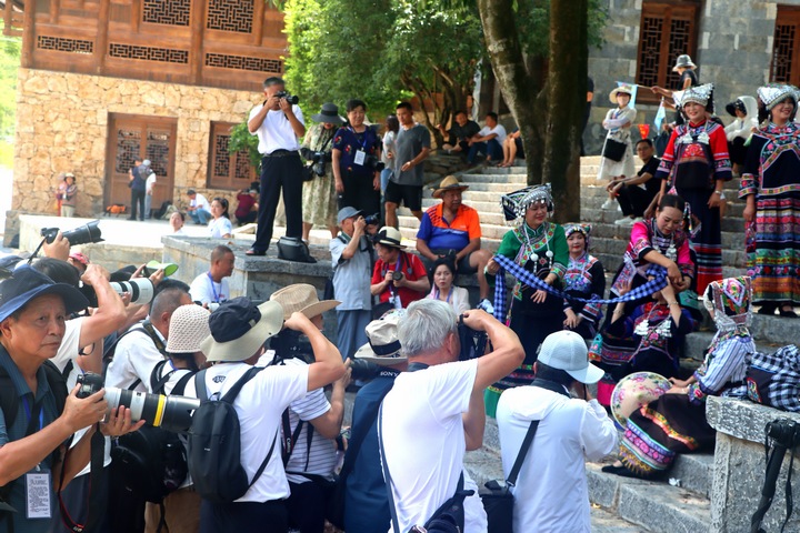 圖為老年攝影愛好者在天下布依景區采風。