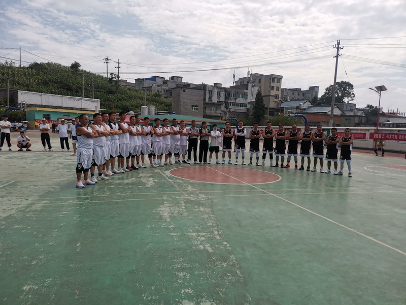 賽場上的雙方隊員亮相 劉梅攝