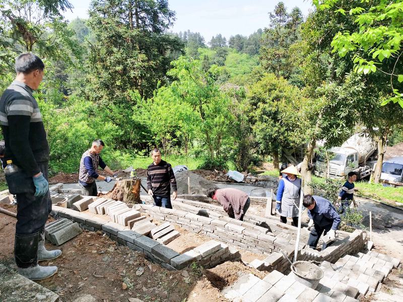 五新村三道組群眾投工投勞建家園。龍里縣委宣傳部供圖。