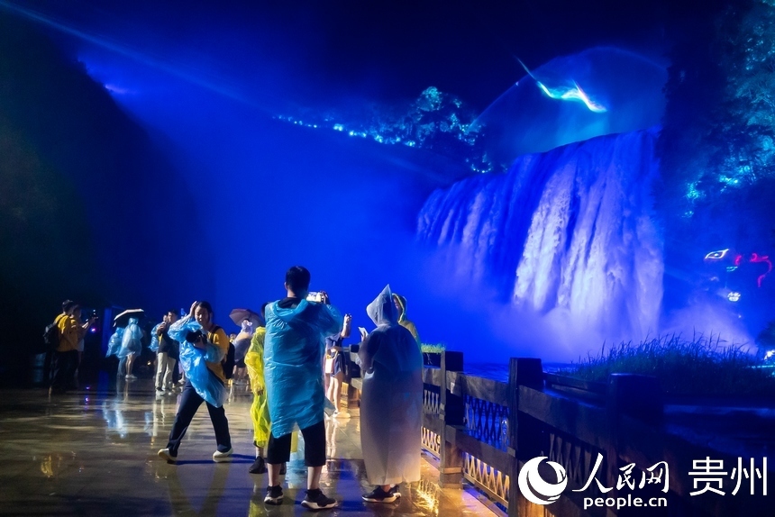 游客游覽黃果樹瀑布夜景。人民網記者 涂敏攝