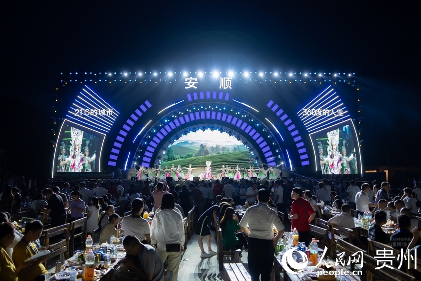 黃果樹啤酒節(jié)現(xiàn)場。人民網(wǎng)記者 涂敏攝