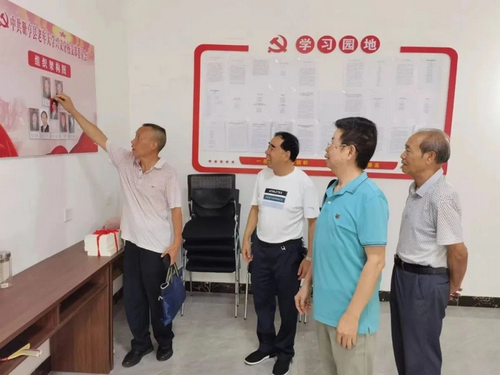 圖為調研組參觀冊亨縣老年大學興義分校。