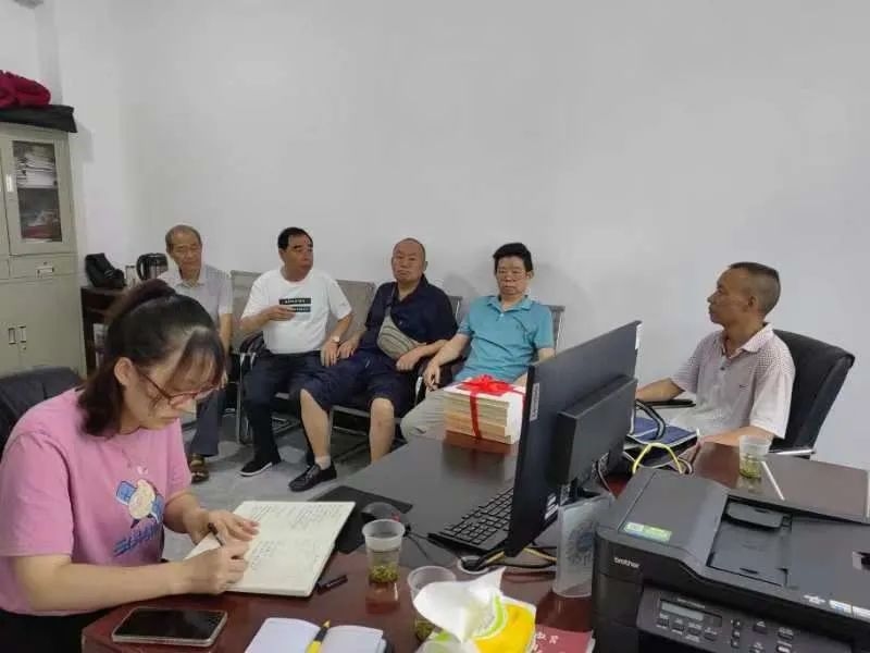 圖為調(diào)研組與老黨員座談交流。