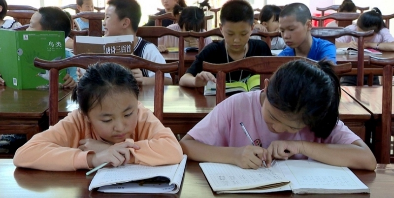 孩子們正在課堂里認真學習 簡向宇攝.jpg