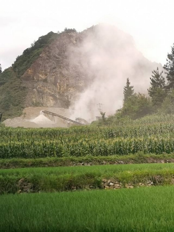 2.塵沙飛揚的打砂場。網友供圖.jpeg