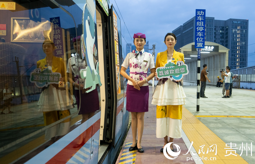 貴南高鐵貴陽(yáng)至荔波段正式開(kāi)通運(yùn)營(yíng)。人民網(wǎng) 陽(yáng)茜攝