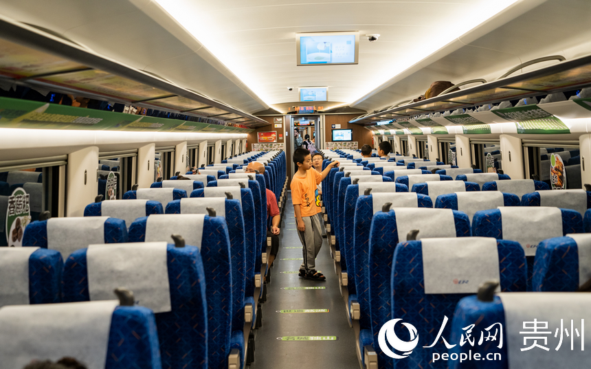 游客乘坐首發車從貴陽出發前往荔波。人民網 陽茜攝