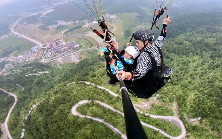 游客體驗(yàn)高坡云頂花?；鑲?。