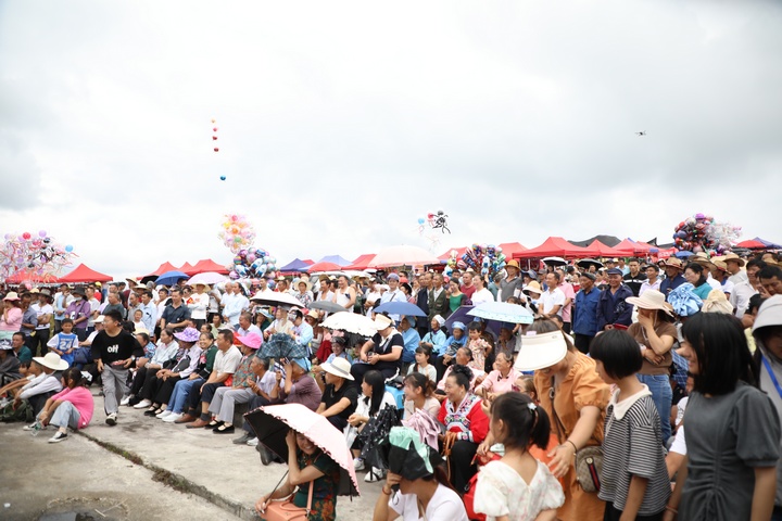 觀眾觀看表演。