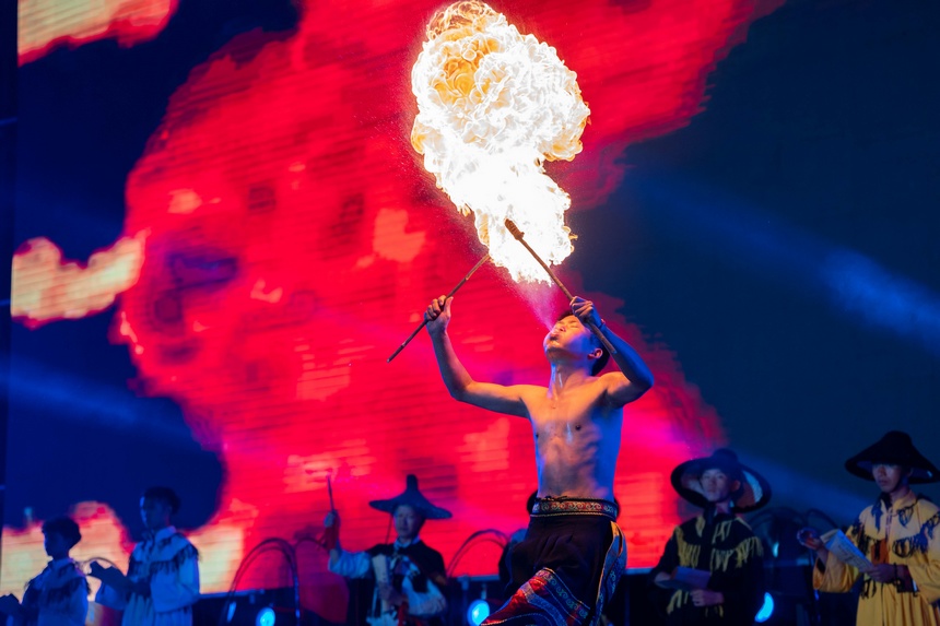 畢節市赫章縣阿西里西大草原火把節上的民俗表演。羅大富攝